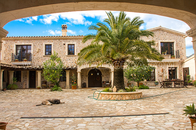 mallorca_villa_puerto_de_andratx_montport_first_location_real_estate_max_mallorca_makler_private_residence_001a.jpg