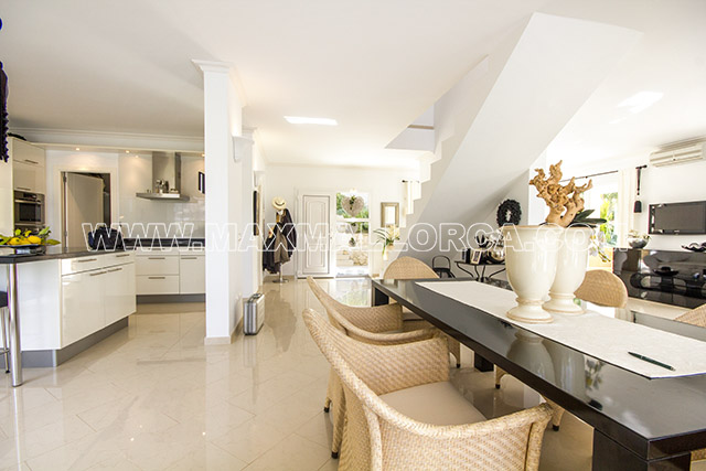 mallorca_puerto_de_andratx_calle_violi_modern_villa_max_mallorca_real_estate_first_location_private_residence_pool_garten_garden_04.jpg