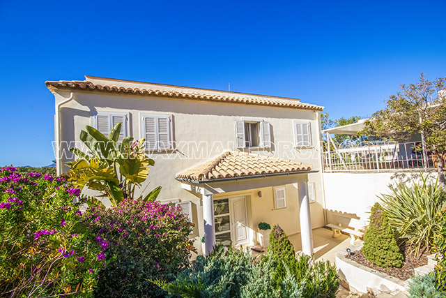 mallorca_puerto_de_andratx_calle_violi_modern_villa_max_mallorca_real_estate_first_location_private_residence_pool_garten_garden_11a.jpg