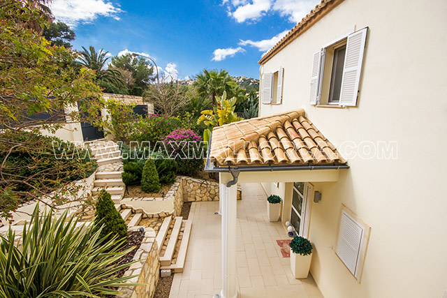 mallorca_puerto_de_andratx_calle_violi_modern_villa_max_mallorca_real_estate_first_location_private_residence_pool_garten_garden_12.jpg