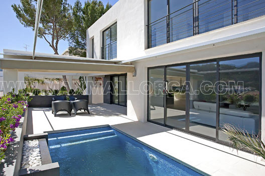 mallorca_puerto_de_andratx_modern_neu_new_villa_the_cube_yacht_club_suite_max_mallorca_real_estate_first_location_private_residence_sea_view_01a.jpg