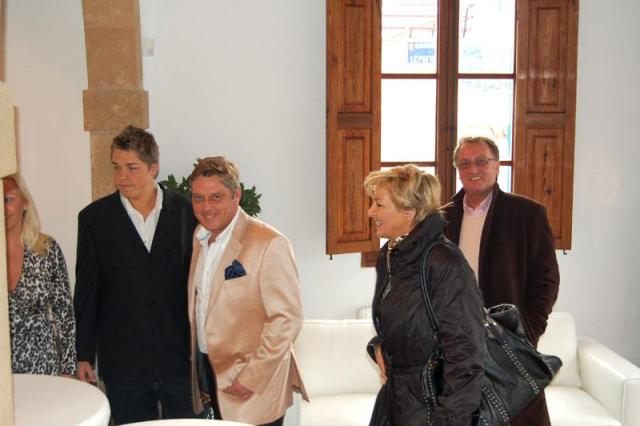 MaxMallorca Immobilien in Port Andratx mit Gästen bei Sommerempfang